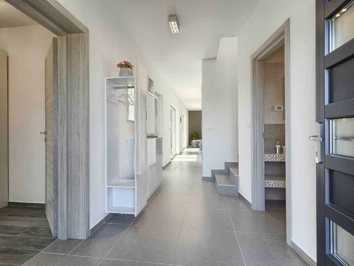 Ella Premantura By Interhome Vila